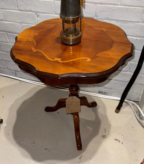 Polished mahogany pedestal coffee table on splayed legs