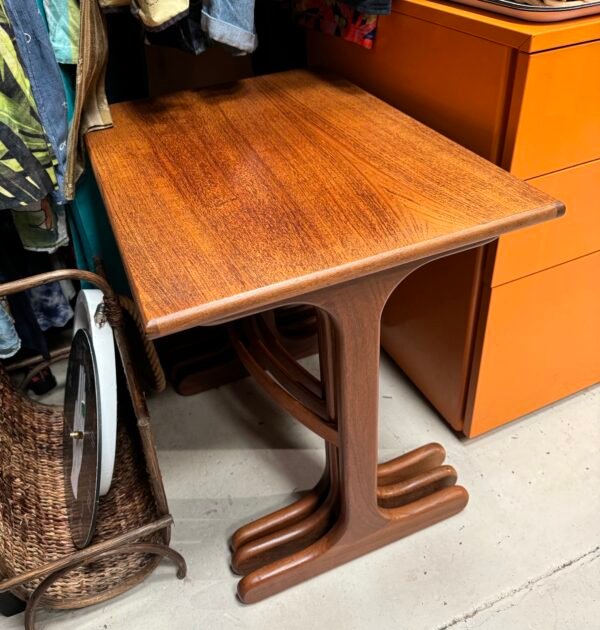 Stag nest of 3 tables