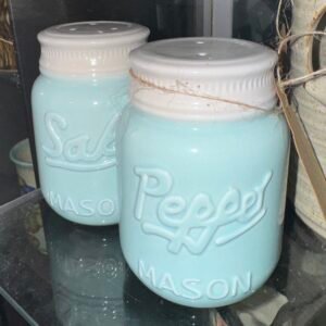 Vintage style salt/pepper shakers in a mason jar shape